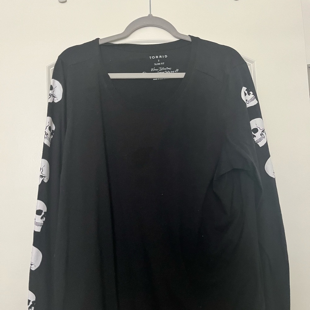 Torrid long sleeve T shirt with skulls